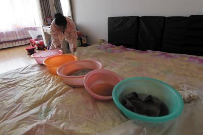 舒城楼上漏水，住户失联，小区没物管，业主维权难！律师来支招……